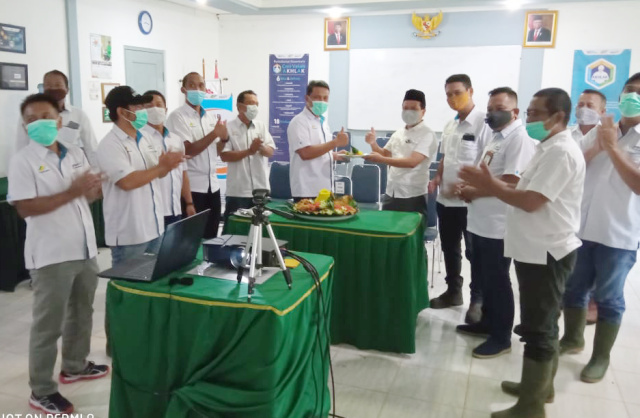 Asisten Kepala AKU Antonius Budiwuryanto Memberikan Nasi Tumpeng Kepada Manajer PTPN VII Unit Betung Tri Sutanto usai Upacara Virtual