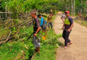 Warga Desa Pulau Rajak lakukan kegiatan gotong royong