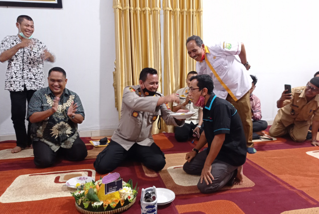 Kapolsek Lais AKP Herman Junaidi SH Saat Memberikan Potongan Nasi Tumpeng Kepada Pimpinan Umum Liputan, di Saksikan Camat Lais Demoon Hardian Eka Suza SSTP MSi dan Para Kepala Desa Dalam Kecamatan Lais