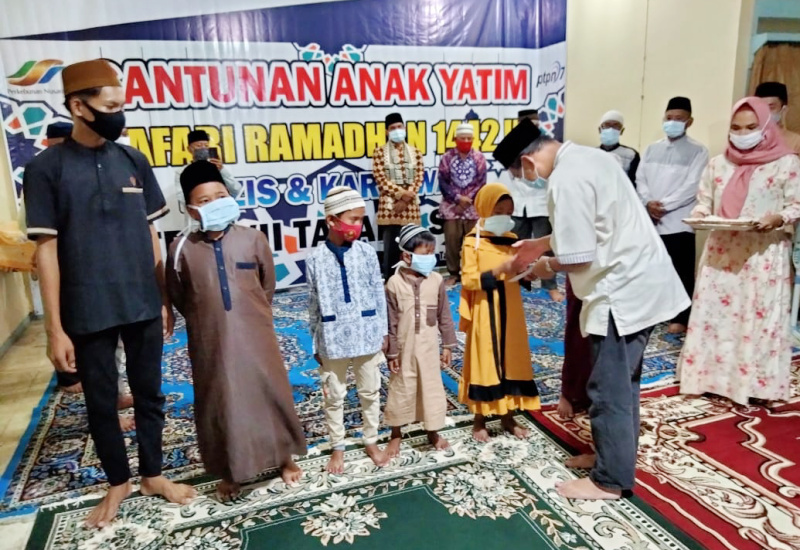Manajer PTPN 7 Unit Talang Sawit M Audy Temata SE MM saat memberikan santunan kepada anak Yatim secara simbolis
