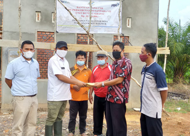 Penyerahan Bantuan Pembangunan Kantor Persiapan Desa Bukit Makmur