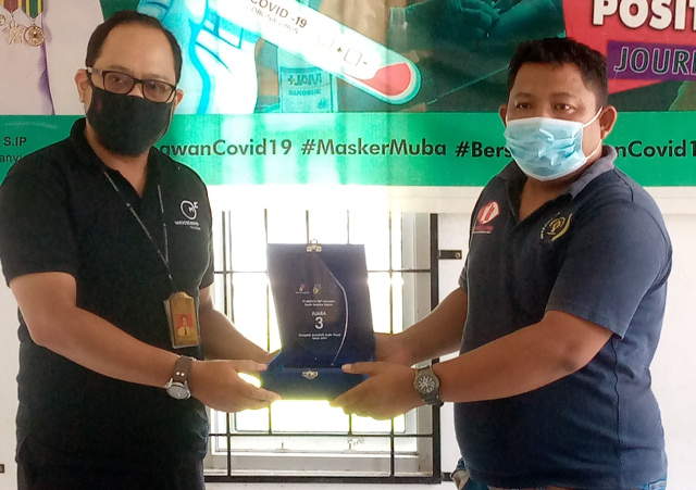 Sekretaris PWI Muba Indrajaya SIKom saat menerima penghargaan pemenang lomba oleh Deddy Afriyanto perwakilan PT Medco E&P Indonesia