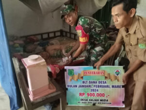 Pemdes Gajah Muda Serahkan BLT DD Triwulan Pertama Kepada Salah Satu KPM 