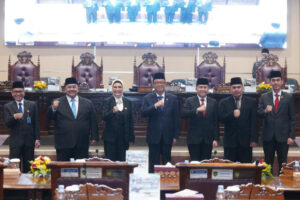 Foto Bersama : Rapat Paripurna DPRD Sumsel Agenda Penyerahan LHP BPK Perwakilan Sumsel 